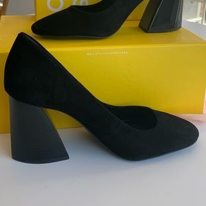 Mercedes Castillo black suede pump. Size 9